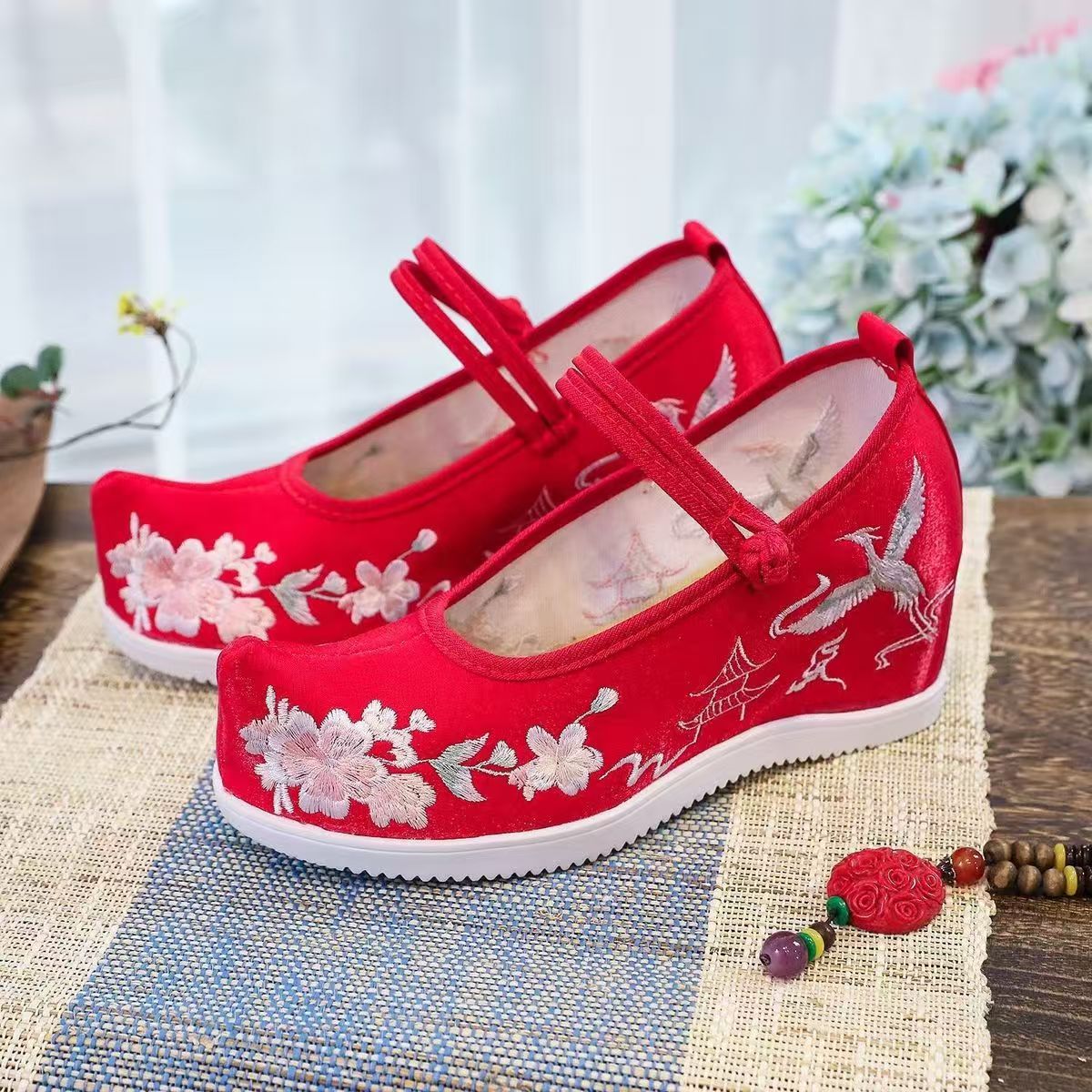 Embroidery Style - Sepatu Wanita dengan Bordir Internal, Sol