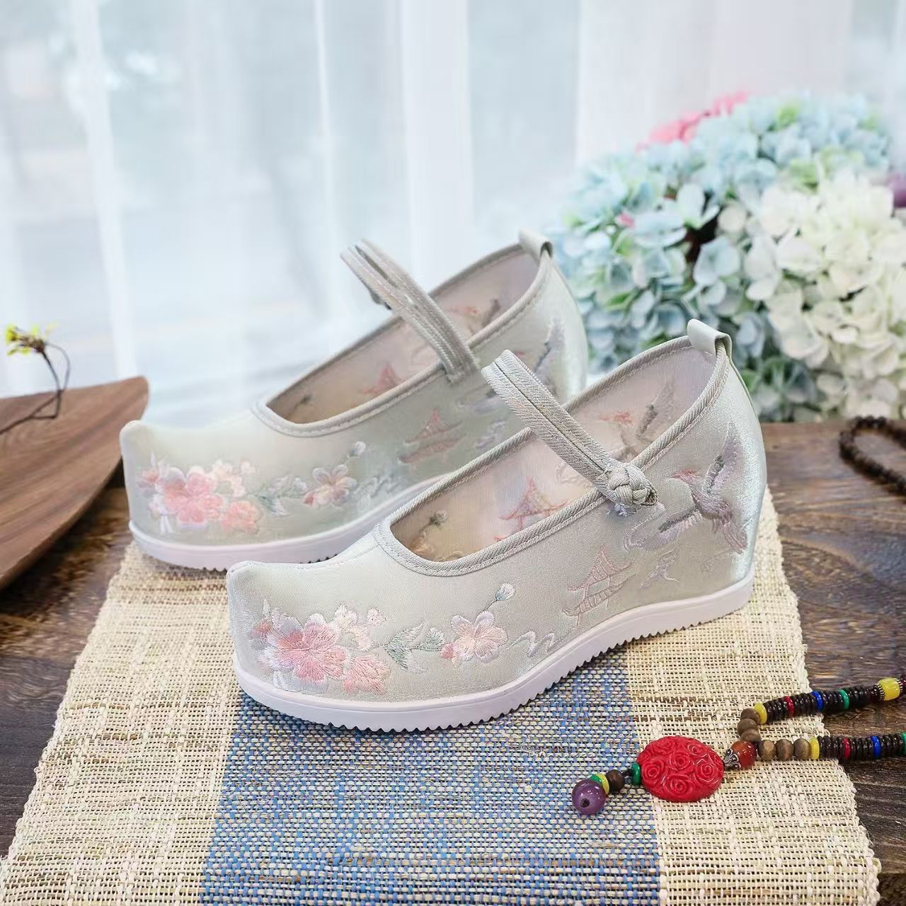 Sepatu Wanita dengan Bordir In - Embroidery Style ulasan dan harga