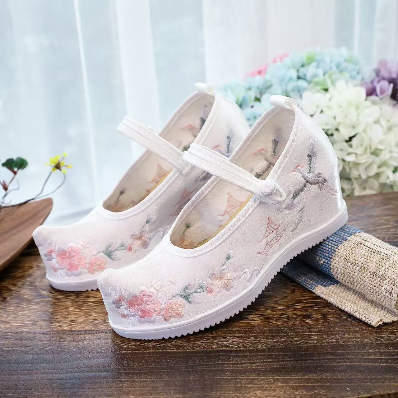 Sepatu Wanita dengan Bordir In - Embroidery Style ulasan dan harga