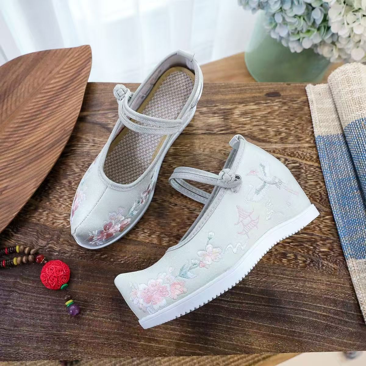 Sepatu Wanita dengan Bordir In - Embroidery Style ulasan dan harga